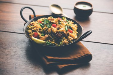 Kheema Pulao - koyun eti veya tavuk pişmiş pirinç kıyma sebze ve baharatlar ile. bir kasede servis. seçici odak