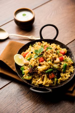 Kheema Pulao - koyun eti veya tavuk pişmiş pirinç kıyma sebze ve baharatlar ile. bir kasede servis. seçici odak