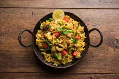 Kheema Pulao - koyun eti veya tavuk pişmiş pirinç kıyma sebze ve baharatlar ile. bir kasede servis. seçici odak