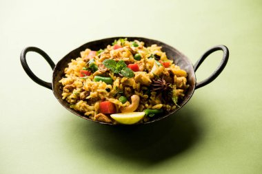 Kheema Pulao - koyun eti veya tavuk pişmiş pirinç kıyma sebze ve baharatlar ile. bir kasede servis. seçici odak