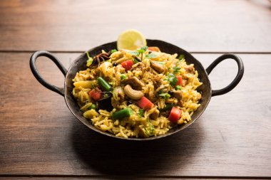 Kheema Pulao - koyun eti veya tavuk pişmiş pirinç kıyma sebze ve baharatlar ile. bir kasede servis. seçici odak