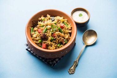 Kheema Pulao - koyun eti veya tavuk pişmiş pirinç kıyma sebze ve baharatlar ile. bir kasede servis. seçici odak