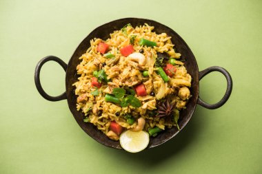 Kheema Pulao - koyun eti veya tavuk pişmiş pirinç kıyma sebze ve baharatlar ile. bir kasede servis. seçici odak