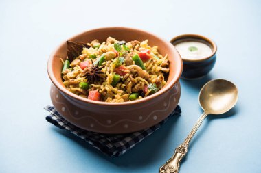 Kheema Pulao - koyun eti veya tavuk pişmiş pirinç kıyma sebze ve baharatlar ile. bir kasede servis. seçici odak