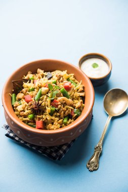 Kheema Pulao - koyun eti veya tavuk pişmiş pirinç kıyma sebze ve baharatlar ile. bir kasede servis. seçici odak