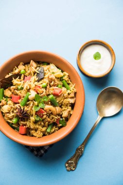 Kheema Pulao - koyun eti veya tavuk pişmiş pirinç kıyma sebze ve baharatlar ile. bir kasede servis. seçici odak