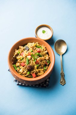 Kheema Pulao - koyun eti veya tavuk pişmiş pirinç kıyma sebze ve baharatlar ile. bir kasede servis. seçici odak