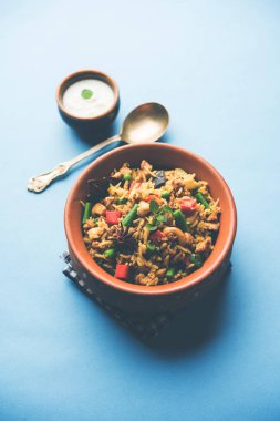 Kheema Pulao - koyun eti veya tavuk pişmiş pirinç kıyma sebze ve baharatlar ile. bir kasede servis. seçici odak