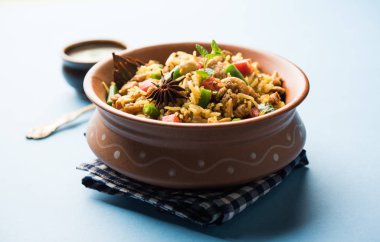 Kheema Pulao - koyun eti veya tavuk pişmiş pirinç kıyma sebze ve baharatlar ile. bir kasede servis. seçici odak