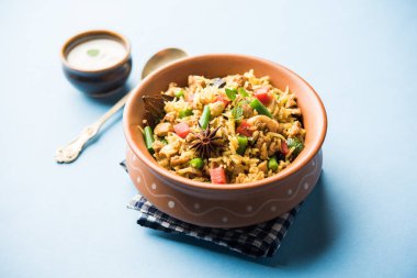 Kheema Pulao - koyun eti veya tavuk pişmiş pirinç kıyma sebze ve baharatlar ile. bir kasede servis. seçici odak
