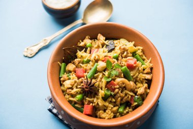 Kheema Pulao - koyun eti veya tavuk pişmiş pirinç kıyma sebze ve baharatlar ile. bir kasede servis. seçici odak