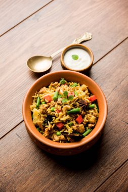 Kheema Pulao - koyun eti veya tavuk pişmiş pirinç kıyma sebze ve baharatlar ile. bir kasede servis. seçici odak