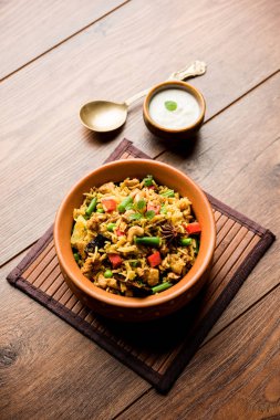 Kheema Pulao - koyun eti veya tavuk pişmiş pirinç kıyma sebze ve baharatlar ile. bir kasede servis. seçici odak