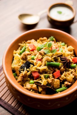 Kheema Pulao - koyun eti veya tavuk pişmiş pirinç kıyma sebze ve baharatlar ile. bir kasede servis. seçici odak