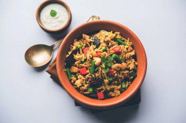 Kheema Pulao - koyun eti veya tavuk pişmiş pirinç kıyma sebze ve baharatlar ile. bir kasede servis. seçici odak