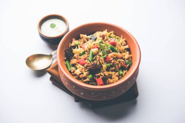Kheema Pulao - koyun eti veya tavuk pişmiş pirinç kıyma sebze ve baharatlar ile. bir kasede servis. seçici odak