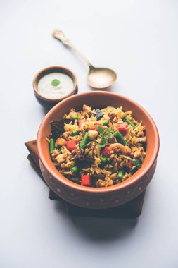 Kheema Pulao - koyun eti veya tavuk pişmiş pirinç kıyma sebze ve baharatlar ile. bir kasede servis. seçici odak