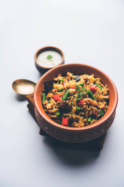 Kheema Pulao - koyun eti veya tavuk pişmiş pirinç kıyma sebze ve baharatlar ile. bir kasede servis. seçici odak