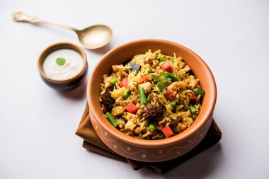 Kheema Pulao - koyun eti veya tavuk pişmiş pirinç kıyma sebze ve baharatlar ile. bir kasede servis. seçici odak