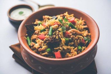Kheema Pulao - koyun eti veya tavuk pişmiş pirinç kıyma sebze ve baharatlar ile. bir kasede servis. seçici odak