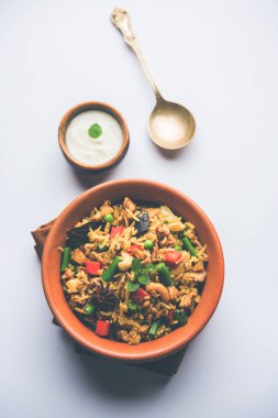 Kheema Pulao - koyun eti veya tavuk pişmiş pirinç kıyma sebze ve baharatlar ile. bir kasede servis. seçici odak