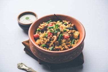 Kheema Pulao - koyun eti veya tavuk pişmiş pirinç kıyma sebze ve baharatlar ile. bir kasede servis. seçici odak