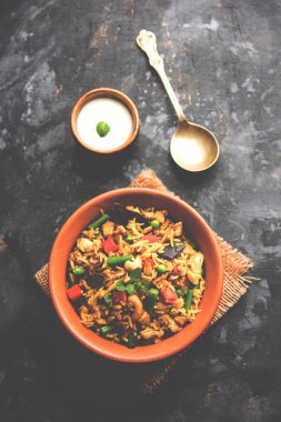 Kheema Pulao - koyun eti veya tavuk pişmiş pirinç kıyma sebze ve baharatlar ile. bir kasede servis. seçici odak