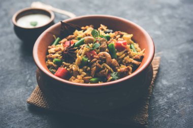 Kheema Pulao - koyun eti veya tavuk pişmiş pirinç kıyma sebze ve baharatlar ile. bir kasede servis. seçici odak