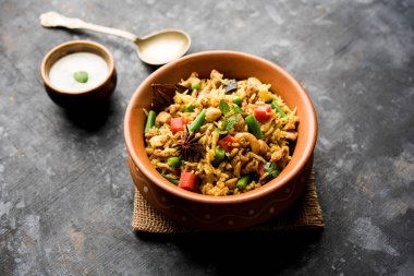 Kheema Pulao - koyun eti veya tavuk pişmiş pirinç kıyma sebze ve baharatlar ile. bir kasede servis. seçici odak