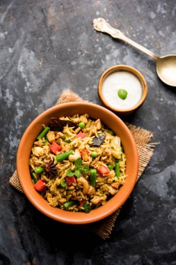 Kheema Pulao - koyun eti veya tavuk pişmiş pirinç kıyma sebze ve baharatlar ile. bir kasede servis. seçici odak