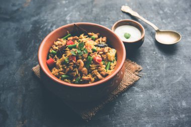 Kheema Pulao - koyun eti veya tavuk pişmiş pirinç kıyma sebze ve baharatlar ile. bir kasede servis. seçici odak