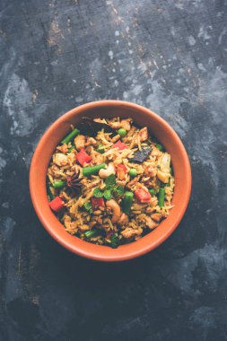 Kheema Pulao - koyun eti veya tavuk pişmiş pirinç kıyma sebze ve baharatlar ile. bir kasede servis. seçici odak