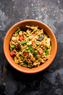 Kheema Pulao - koyun eti veya tavuk pişmiş pirinç kıyma sebze ve baharatlar ile. bir kasede servis. seçici odak