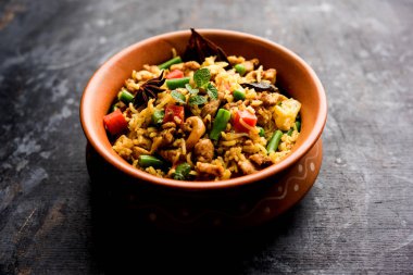 Kheema Pulao - koyun eti veya tavuk pişmiş pirinç kıyma sebze ve baharatlar ile. bir kasede servis. seçici odak