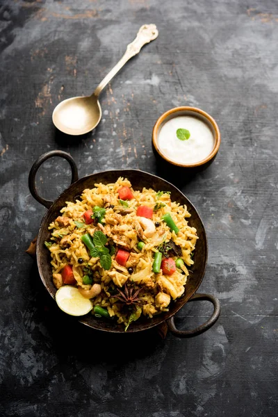 Kheema Pulao - koyun eti veya tavuk pişmiş pirinç kıyma sebze ve baharatlar ile. bir kasede servis. seçici odak