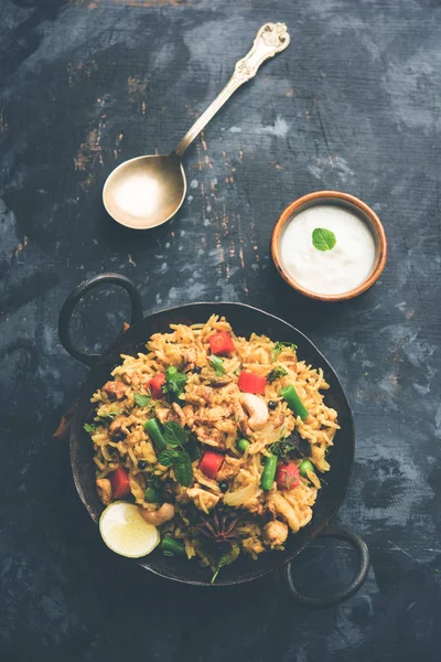 Kheema Pulao 用羊肉或鸡肉薄荷与蔬菜和香料烹制的米饭 在碗里吃 选择性对焦 — 图库照片