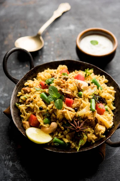 Kheema Pulao - koyun eti veya tavuk pişmiş pirinç kıyma sebze ve baharatlar ile. bir kasede servis. seçici odak