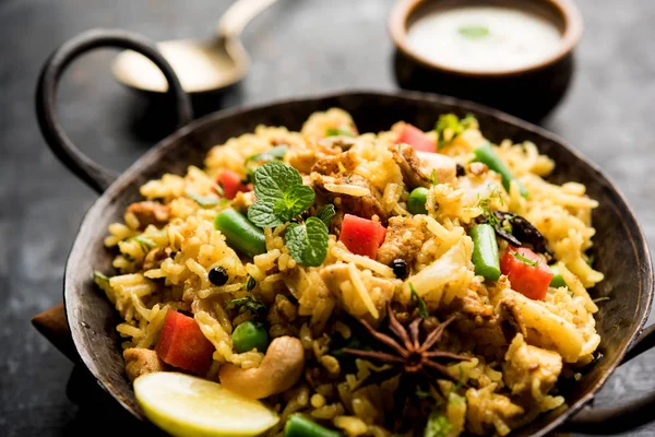 Kheema Pulao - koyun eti veya tavuk pişmiş pirinç kıyma sebze ve baharatlar ile. bir kasede servis. seçici odak