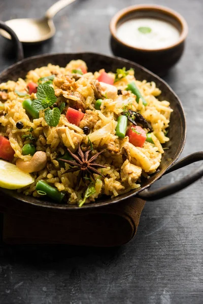 Kheema Pulao - koyun eti veya tavuk pişmiş pirinç kıyma sebze ve baharatlar ile. bir kasede servis. seçici odak