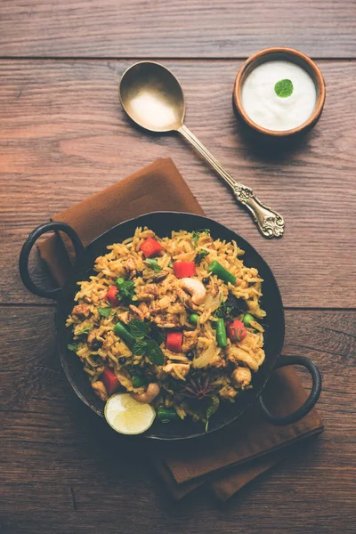 Kheema Pulao - koyun eti veya tavuk pişmiş pirinç kıyma sebze ve baharatlar ile. bir kasede servis. seçici odak