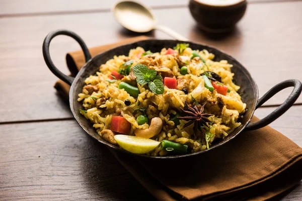 Kheema Pulao - koyun eti veya tavuk pişmiş pirinç kıyma sebze ve baharatlar ile. bir kasede servis. seçici odak