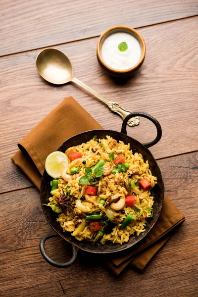 Kheema Pulao - koyun eti veya tavuk pişmiş pirinç kıyma sebze ve baharatlar ile. bir kasede servis. seçici odak