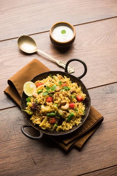 Kheema Pulao - koyun eti veya tavuk pişmiş pirinç kıyma sebze ve baharatlar ile. bir kasede servis. seçici odak