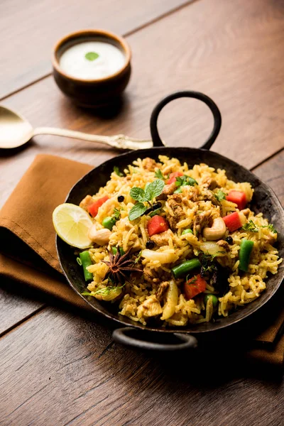 Kheema Pulao - koyun eti veya tavuk pişmiş pirinç kıyma sebze ve baharatlar ile. bir kasede servis. seçici odak