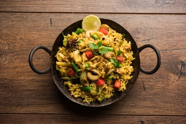 Kheema Pulao - koyun eti veya tavuk pişmiş pirinç kıyma sebze ve baharatlar ile. bir kasede servis. seçici odak