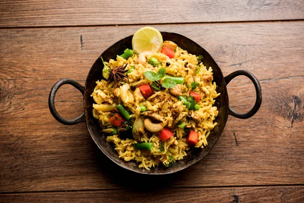 Kheema Pulao - koyun eti veya tavuk pişmiş pirinç kıyma sebze ve baharatlar ile. bir kasede servis. seçici odak