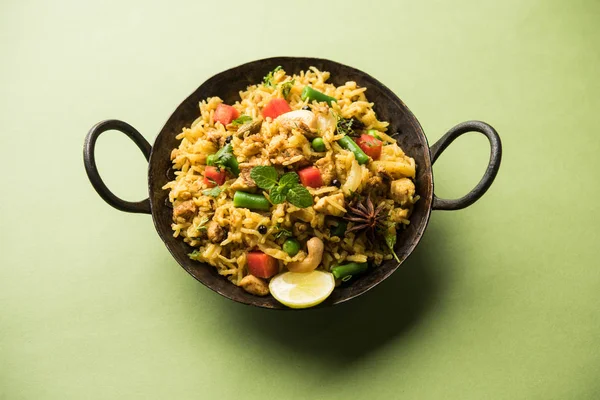 Kheema Pulao - koyun eti veya tavuk pişmiş pirinç kıyma sebze ve baharatlar ile. bir kasede servis. seçici odak