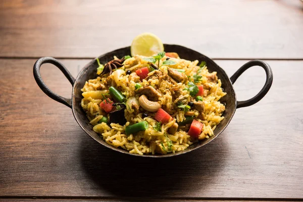 Kheema Pulao - koyun eti veya tavuk pişmiş pirinç kıyma sebze ve baharatlar ile. bir kasede servis. seçici odak