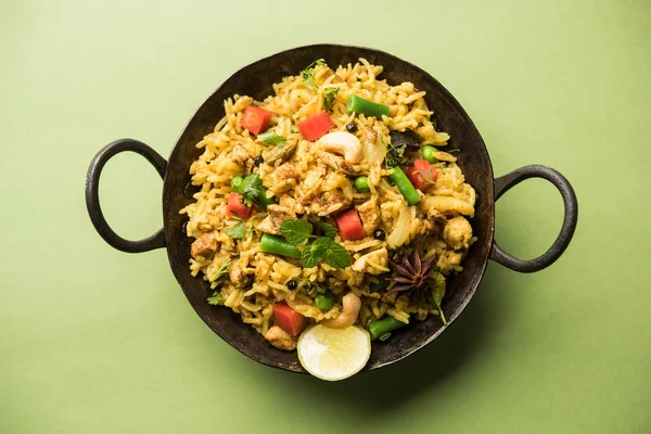 Kheema Pulao - koyun eti veya tavuk pişmiş pirinç kıyma sebze ve baharatlar ile. bir kasede servis. seçici odak