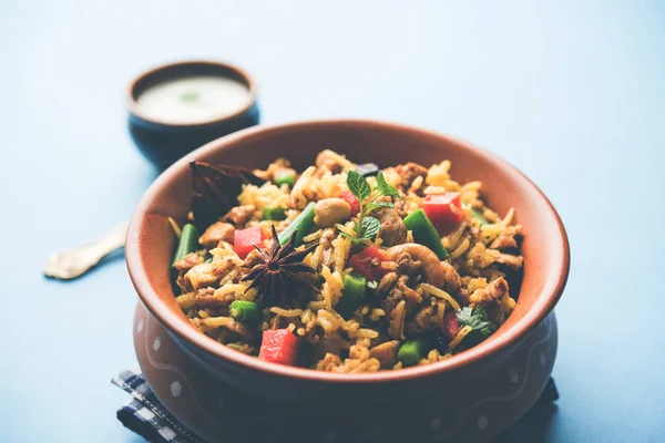 Kheema Pulao - koyun eti veya tavuk pişmiş pirinç kıyma sebze ve baharatlar ile. bir kasede servis. seçici odak